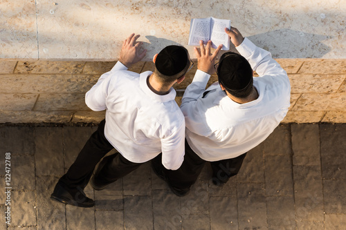 Fotografía Two Jewish men praying before the Jewish New Year, early morning