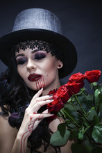 Portret De Fată Frumoasă Gotic Cu Trandafiri Rosii. Halloween