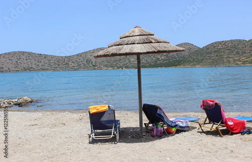 Liegestühle am Strand – Stock-Foto | Adobe Stock