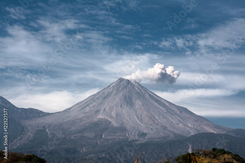 Plakat Volcán de Colima i jego wewnętrzna siła.