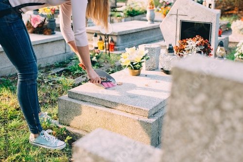 Fotografía A woman cleans the grave.