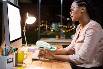 Aufkleber - Businesswoman working on computer at her desk