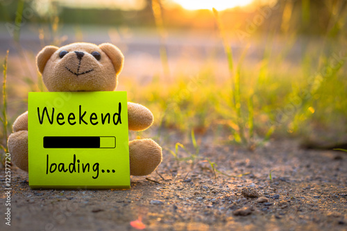Fotomural Happy Weekend on sticky note with teddy bear on nature background