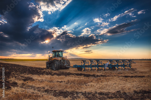 Fotomural Agricultor, tractor, preparación, tierra, cultivador