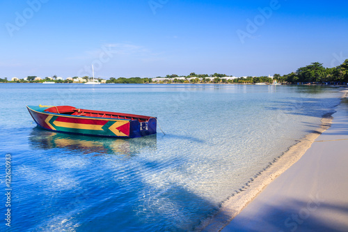 Jamaican Boat on Bloody Bay Beach, Jamaica. Tableau sur Toile