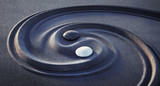 Yin Yang Motiv - Steine im dunklen Sand 2