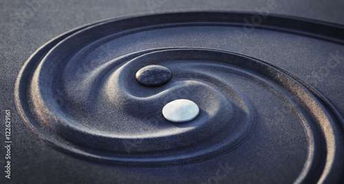 Fotomural Yin Yang Motiv - Steine im dunklen Sand 2