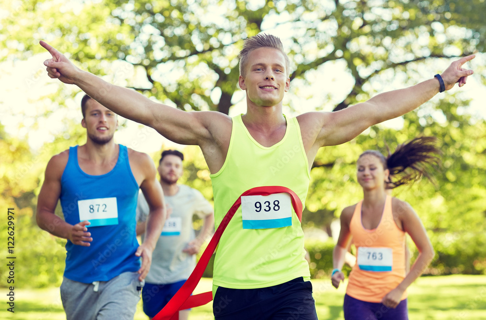 спортсмен радуется победе на финише