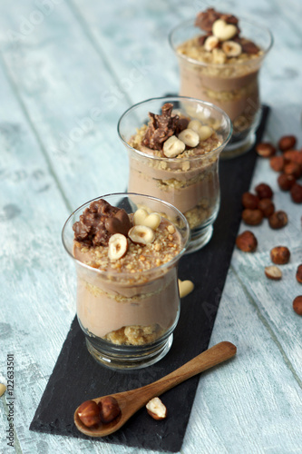 Fotografie, Obraz Dolce al cucchiaio cioccolato e nocciole