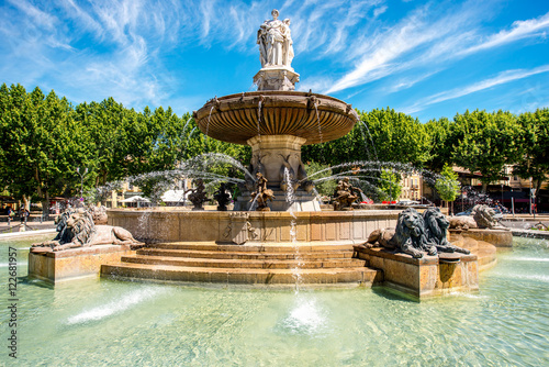 Carta da parati  The Fontain de la Rotonde with three sculptures of female figures presenting Jus