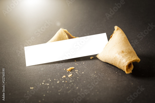 Fotografia a fortune cookie with a blank paper for your message