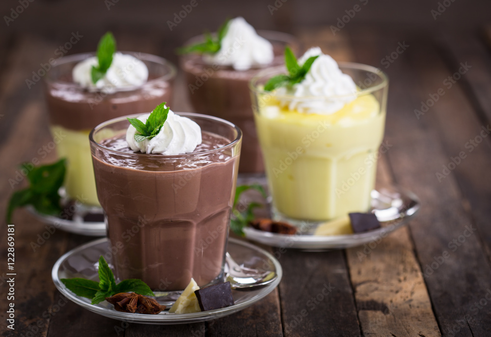Obraz na płótnie Chocolate and vanilla pudding with whipped cream w salonie