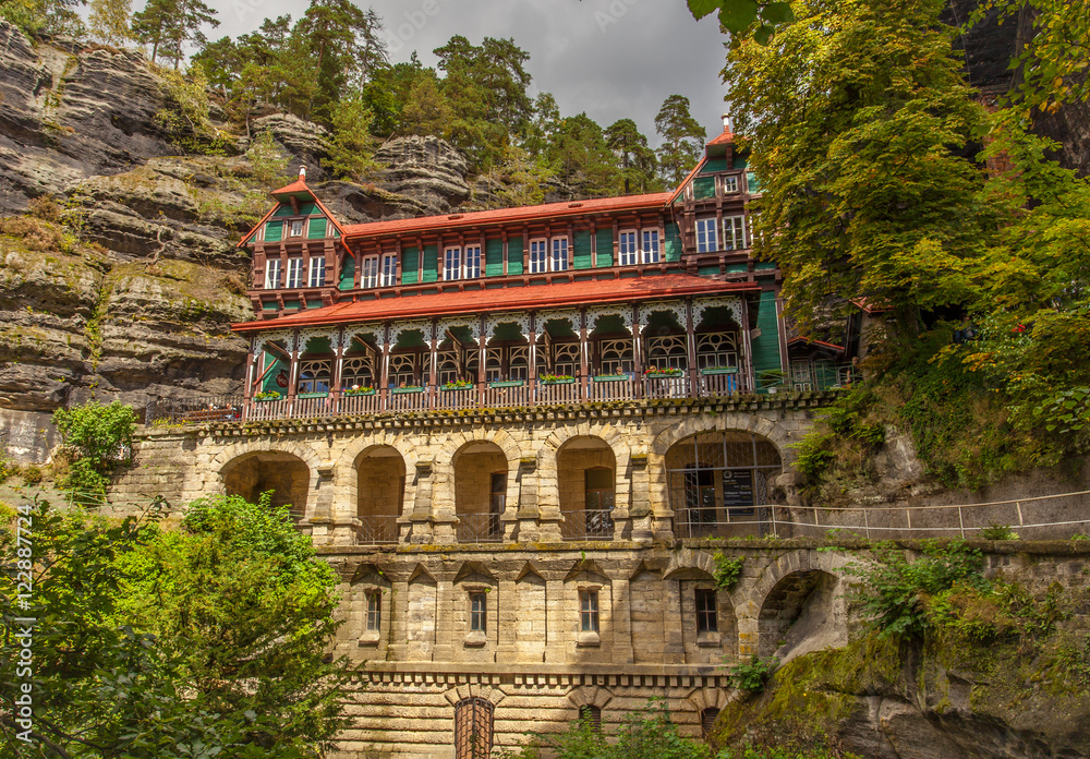 Prebischtor mit Gaststätte Hotel Falkennest in der Böhmische Schweiz