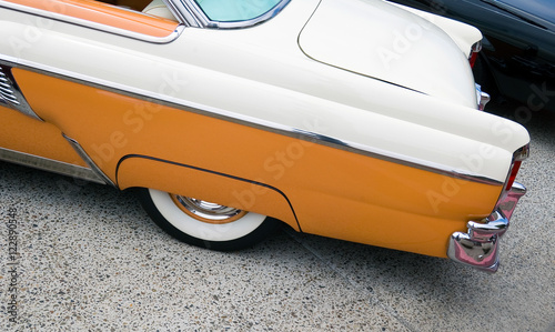 Fotografía Butterscotch and Chrome Classic Car with Whitewalls
