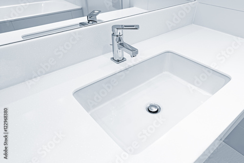 Fotografía  White sink by the mirror.