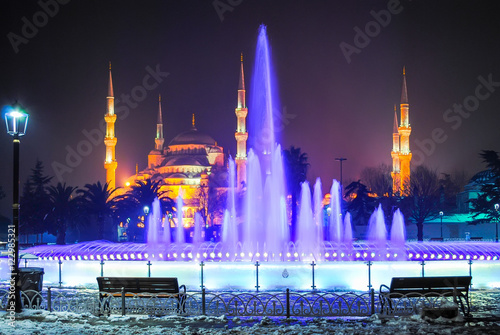 Plakat TURCJA, ISTANBUL - 9 stycznia 2016 r .: na głównym placu życia nocnego miasta znajdują się kolorowe fontanny.