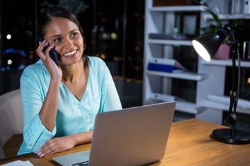 Aufkleber - Businesswoman talking on mobile phone in office