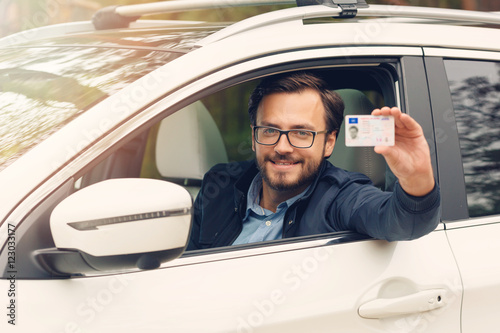 Fotografía young happy man showing his new driver license