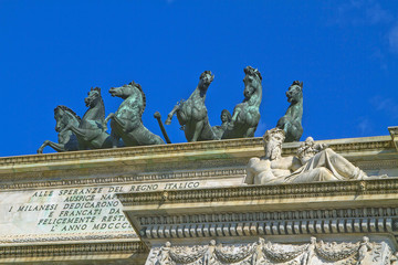 milano arco della pace con statue lombardia italia europa