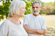 © Robert Kneschke - Paar Senioren im Sommer im Freien