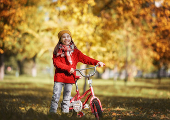 Wall Mural - girl walking in autumn Park