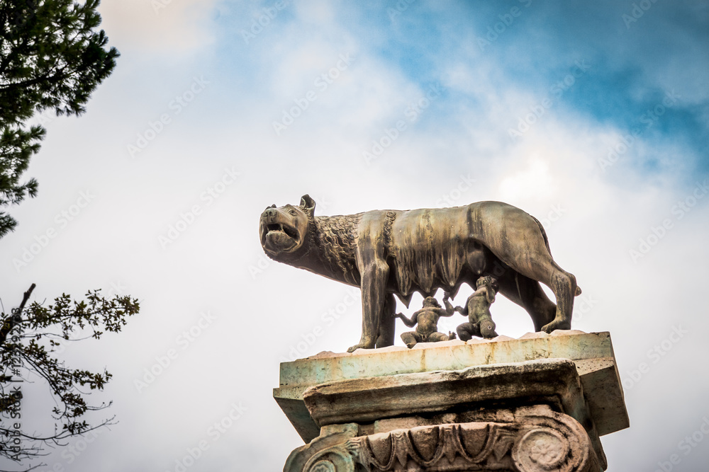 Statue de la louve et de Romulus et Rémus près de Capitole de Rome - obrazy, fototapety, plakaty 