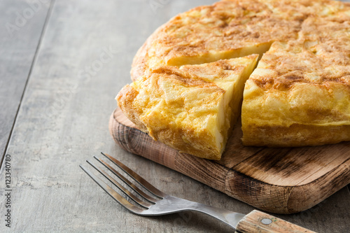 Fotomural Traditional spanish omelette and wine on wooden table