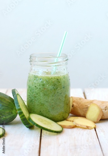 Fotografía Healthy fresh smoothie drink from gree cucumber and ginger