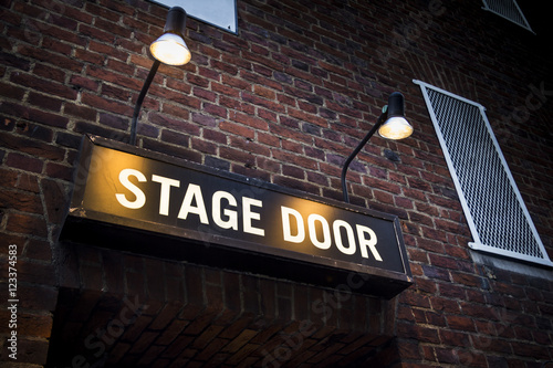 Plakat Scena drzwi w Londynie teatr oświetlony przez reflektory