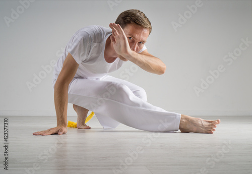 Zdjęcie XXL Mężczyzna ćwiczy capoeira, brazylijska sztuka samoobrony.