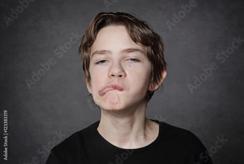 Fotomural jeune adolescent garçon faisant une grimace