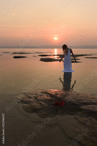 Donna Al Tramonto Liberta Natura Donne Donna Paesaggio Modella Moda Set Fotografico Sole Prendere Sole Luce Buy This Stock Photo And Explore Similar Images At Adobe Stock Adobe Stock
