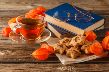 Canvas Print - Autumn banner. dried physalis on a light wooden background.
