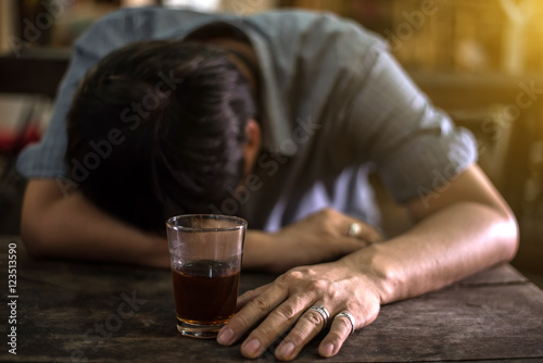 Fotografía drunk man with a glass of brandy.