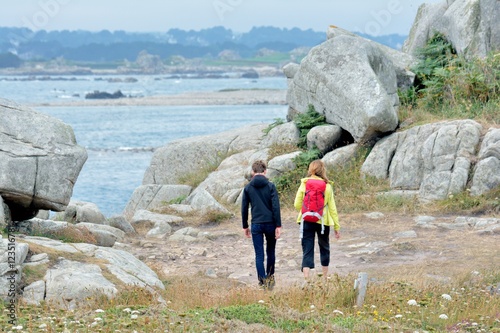 Fotografía Randonnée en famille au gouffre de Plougrescant en Bretagne