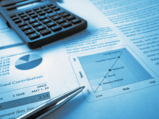 Fototapete - Pen on the investment chart with calculator