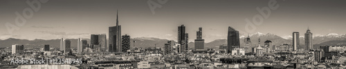 Naklejka dekoracyjna Milan Italy - panoramic skyline black and white