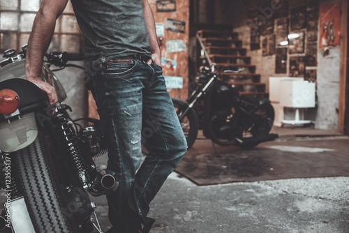 Fotomural Hombre cerca de su bicicleta.