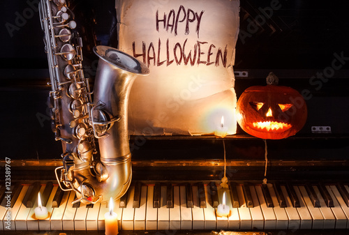 Plakat Dynia na Halloween, saksofon i fortepian