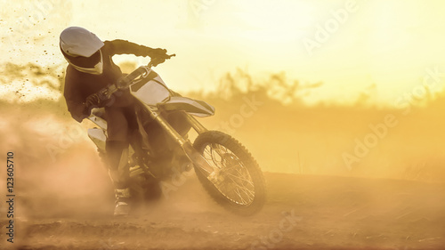 Fototapety Motocross  sylwetka-motocross-predkosc-na-torze