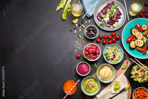 Fotomural Colorful vegetarian feast dinner table from above
