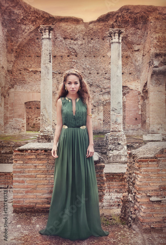 ancient roman dress female