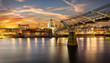 Sonnenuntergang hinter der St. Pauls Kathedrale und Millennium Brücke in London
