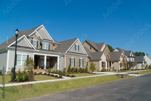 Fotografía Street of large suburban homes