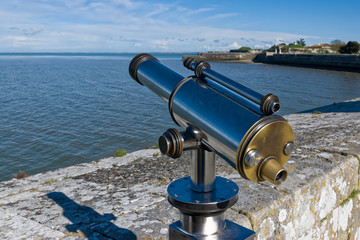 Télescope face à la mer, sur les remparts de Saint-Martin-de-Ré