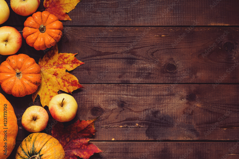 Thanksgiving background: Apples, pumpkins and fallen leaves on wooden background. Copy space for text. Halloween, Thanksgiving day or seasonal background. Design mock up. - obrazy, fototapety, plakaty 