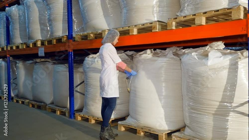 Хранение муки на складе. Мука хранилище. Хранение сахара в мешках на складе. Тарное хранение муки