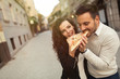 © NDABCREATIVITY - Couple eating pizza outdoors