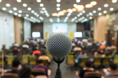 Fotografía Microphone over the Abstract blurred photo of conference hall or