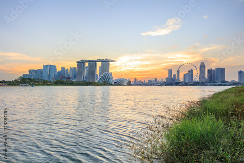 Photo Panorama of central Singapore with water on foreground